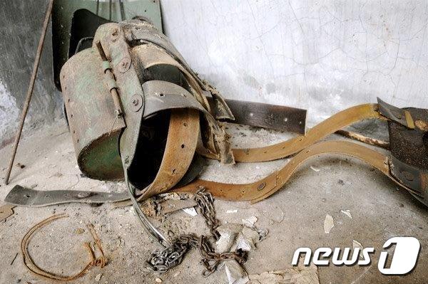 인간의 보신위해 한 평생 금속 재킷에 갇힌 신세