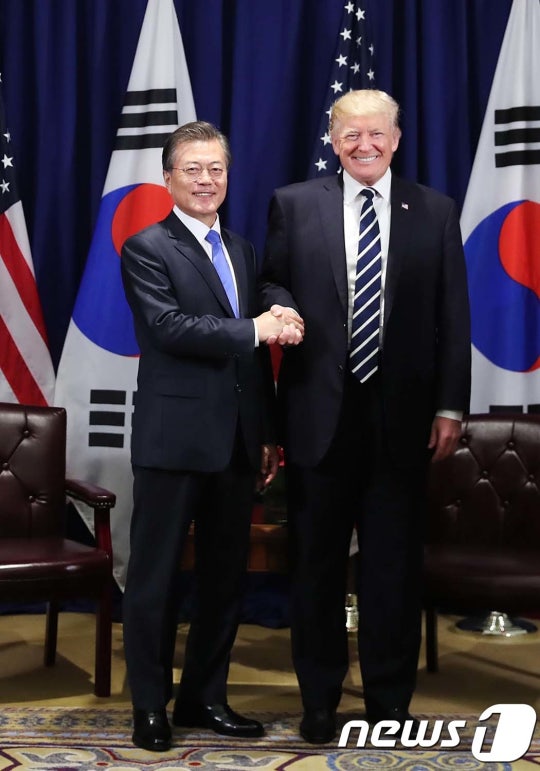 문 대통령이 트럼프 아베 사이에서 왕따라는 프레임짜기 시작하는 언론 | 인스티즈