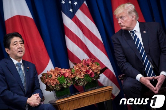 문 대통령이 트럼프 아베 사이에서 왕따라는 프레임짜기 시작하는 언론 | 인스티즈