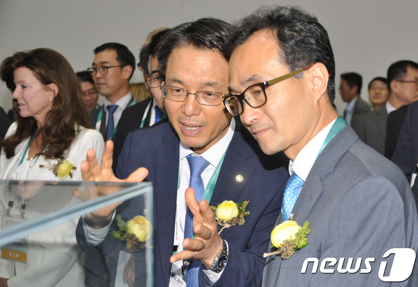 아시아태평양 가스 컨퍼런스 둘러보는 박원주 자원실장