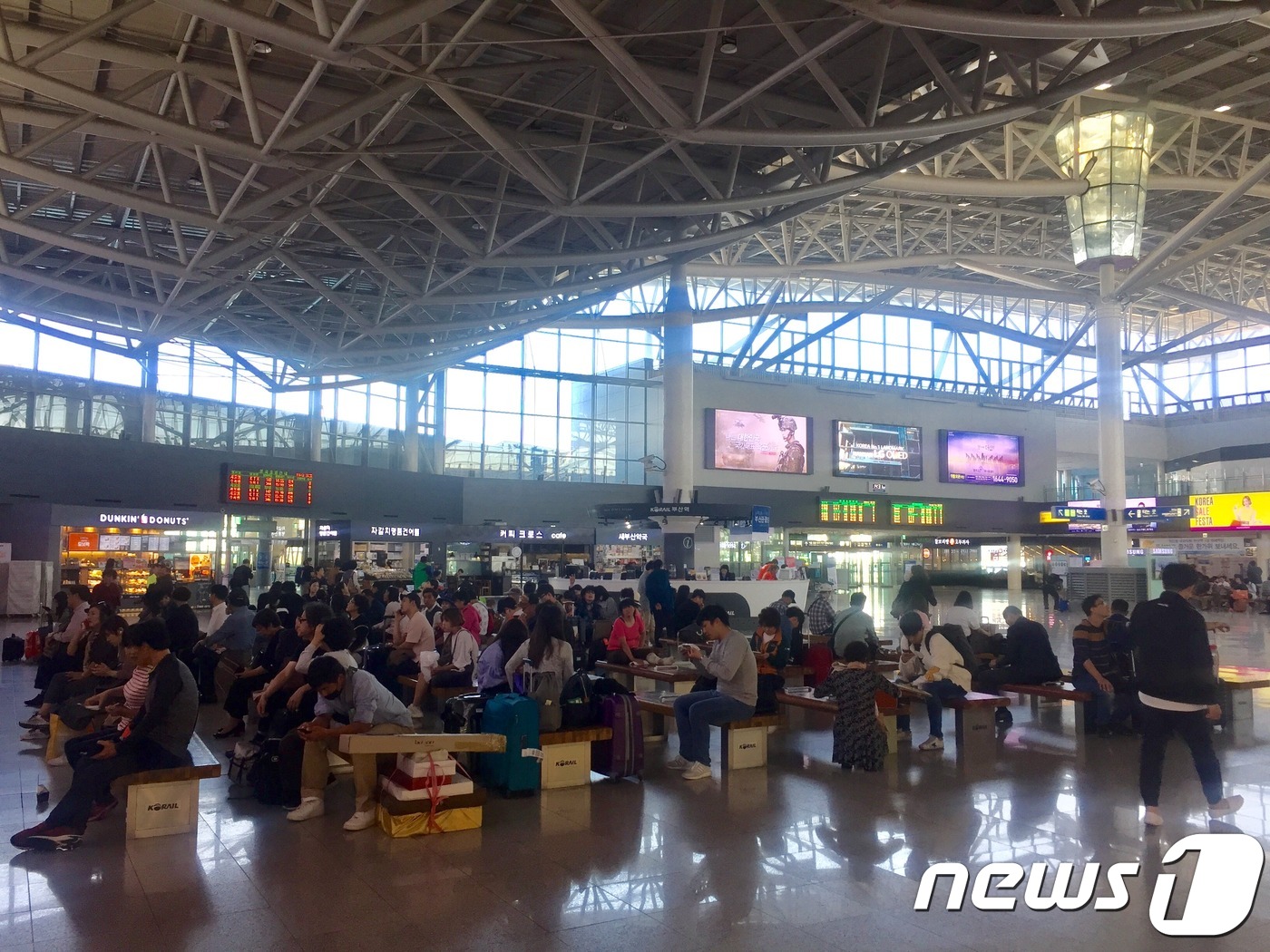 추석 연휴 첫 날 부산역…고향방문 설레요