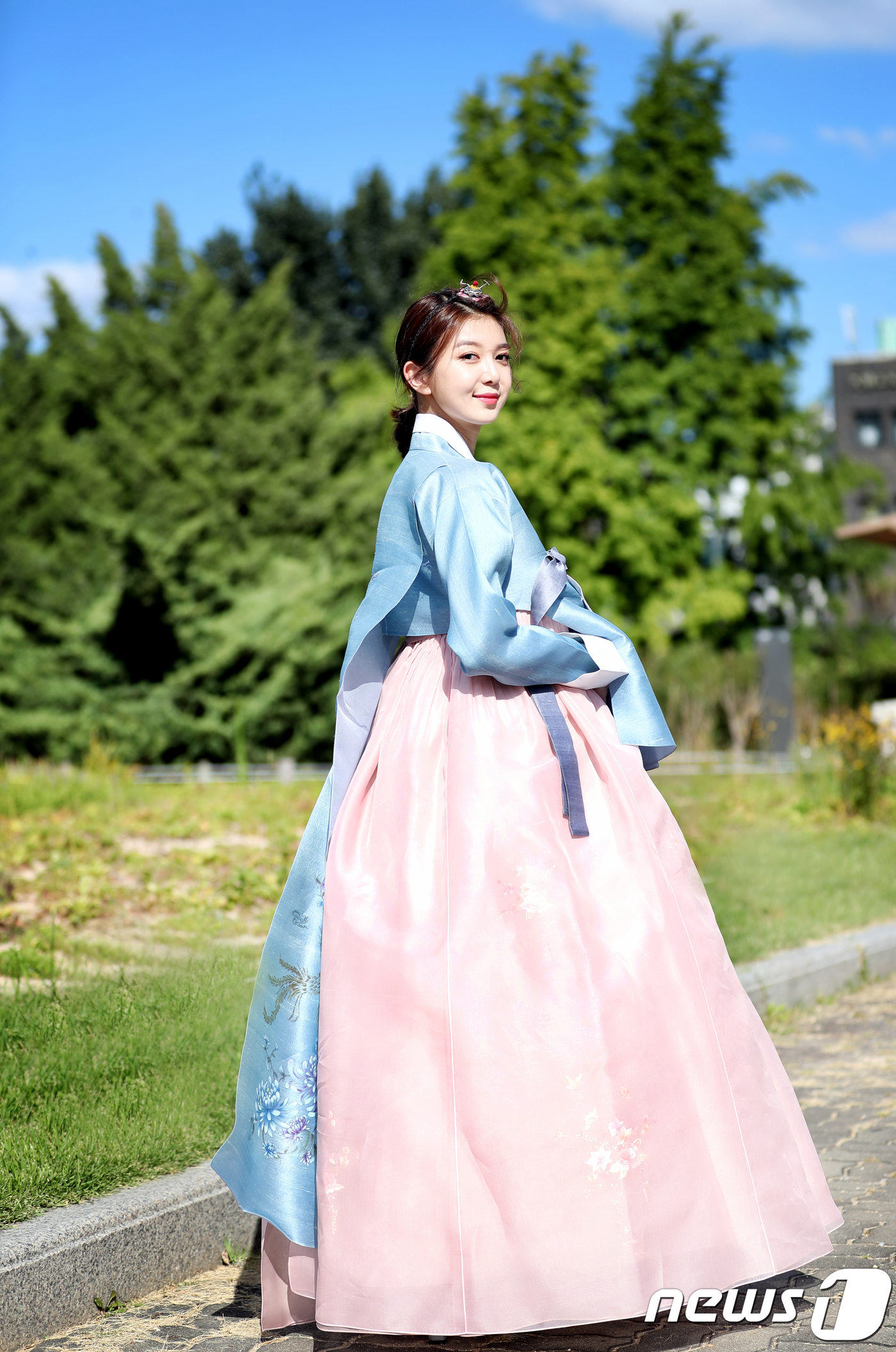 드림캐쳐 다미, 파란 가을 하늘 아래 눈부신 한복 자태