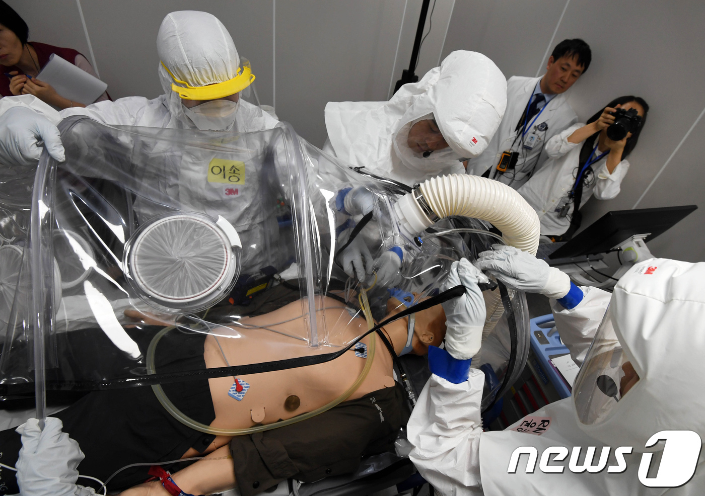 특수이송침대로 격리되는 환자