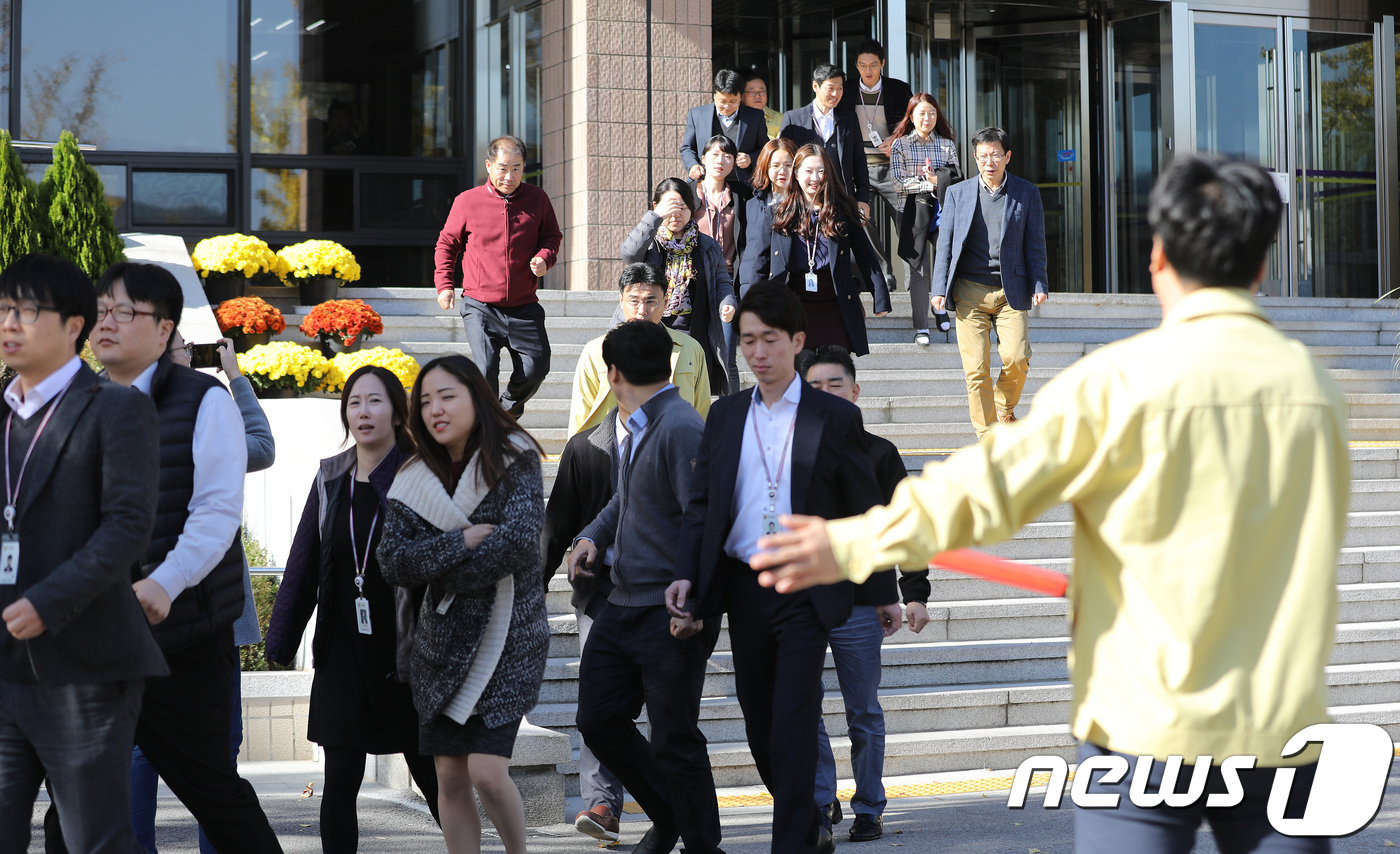 신속히 대피하세요!