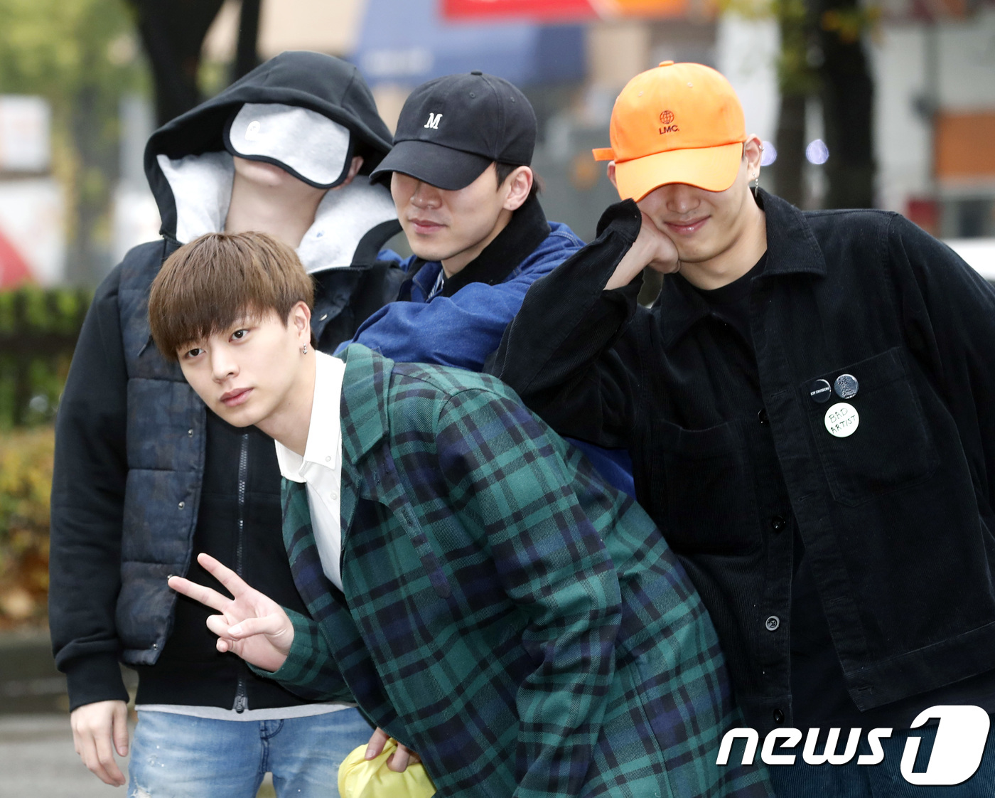 비투비 창섭-성재-은광-현식, 비오는날 개구쟁이 포즈