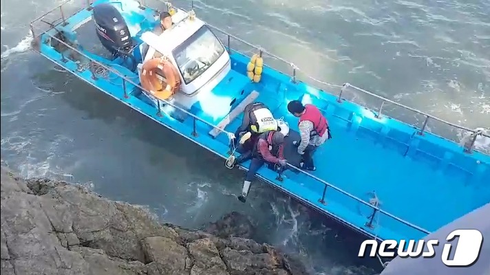 군산 야미도 갯바위서 40대 낚시객 추락…생명 지장 없어