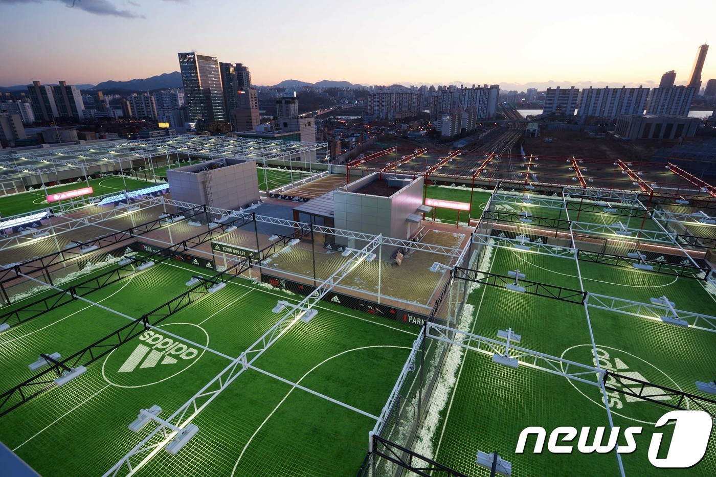 아이파크몰, 한강이 내려다보이는 아름다운 풋살경기장