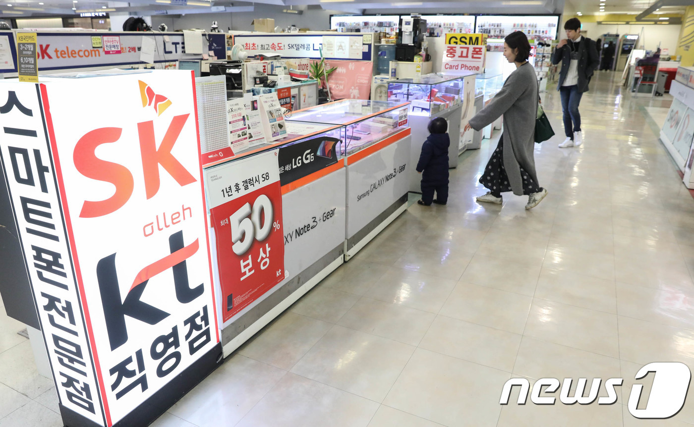완전자급제 논의에 한산해진 휴대폰 판매점