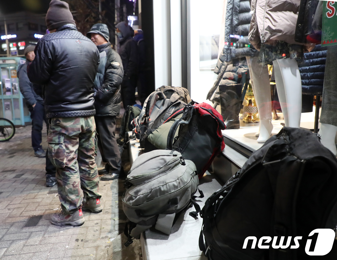 새벽을 여는 건설일용근로자들 
