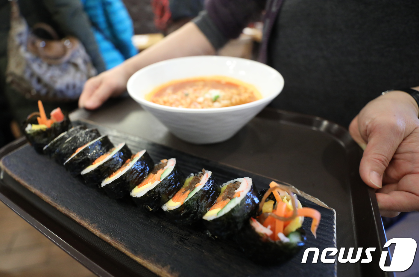 치솟는 외식물가...라면·김밥도 만만찮네 