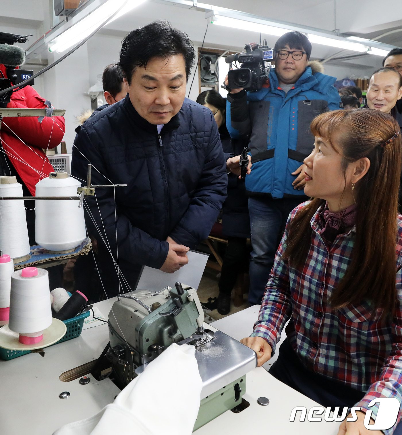 봉제공장 찾은 홍종학 장관