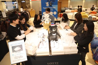 롱패딩 열풍 이어간다…롯데百, 19일부터 평창 스니커즈 판매