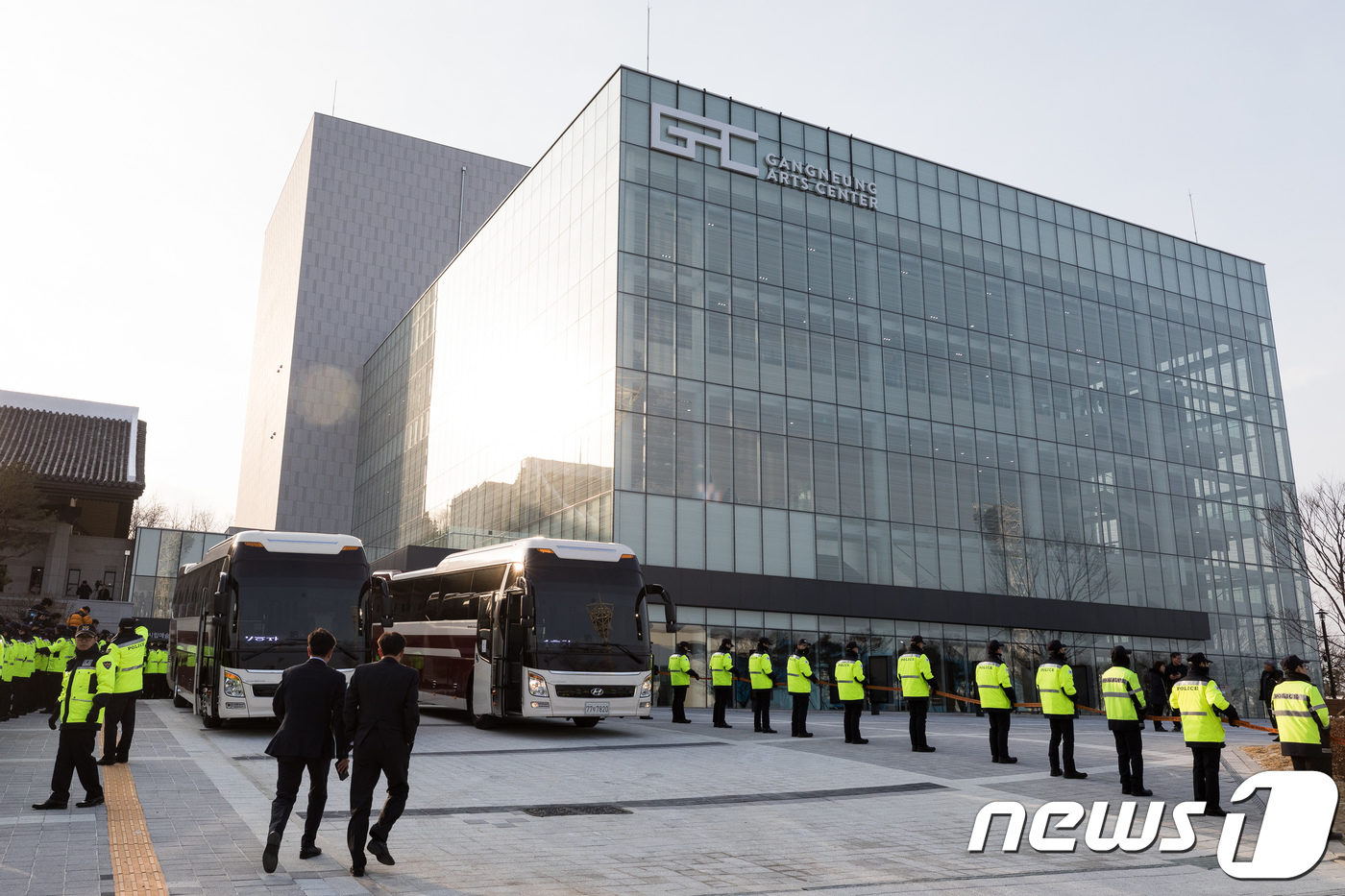 北 예술단, 강릉아트센터서 공연할까?