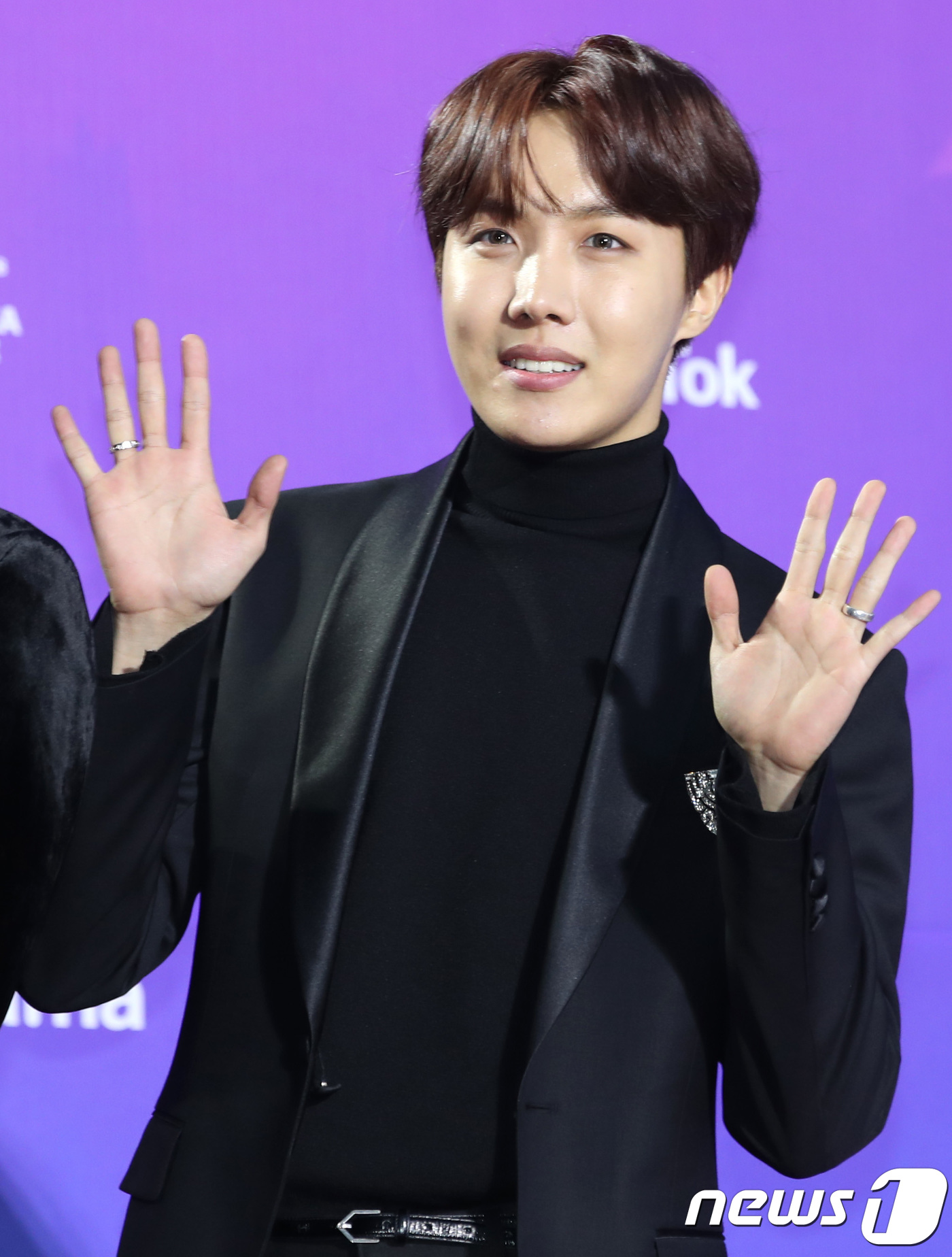 방탄소년단 제이홉, 흥부자의 손인사
