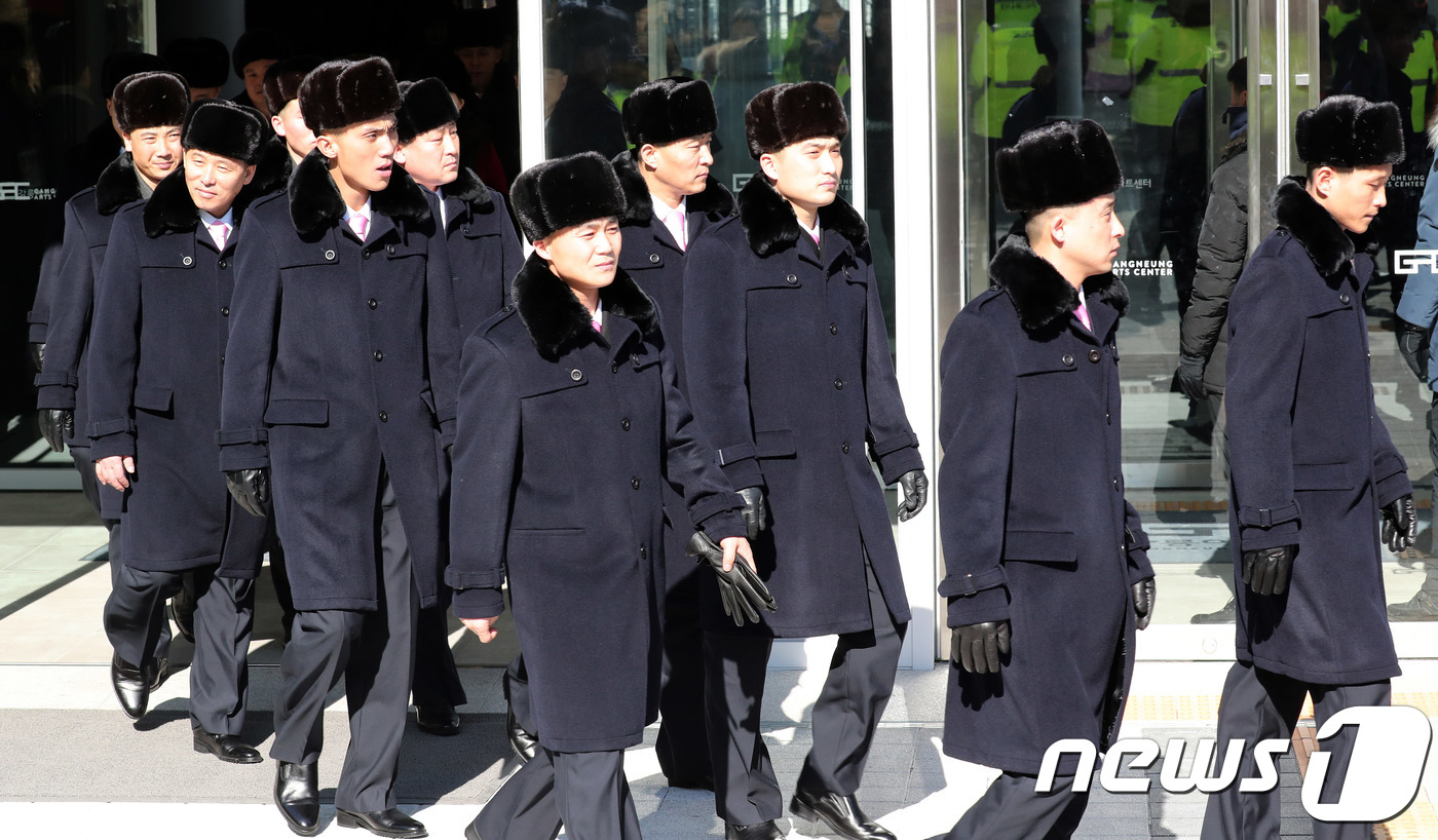 강릉아트센터 나서는 北 예술단
