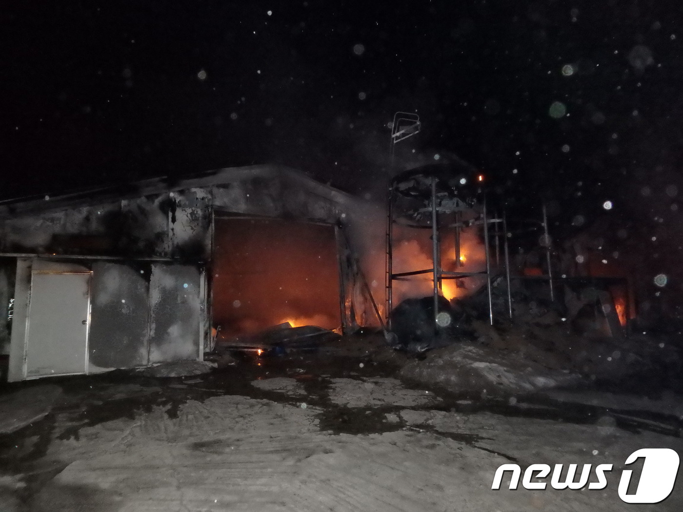 연천 양계장에 불…닭 4만5000마리 폐사