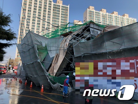 부산서 철거공사현장 구조물 무너져 차량 통제