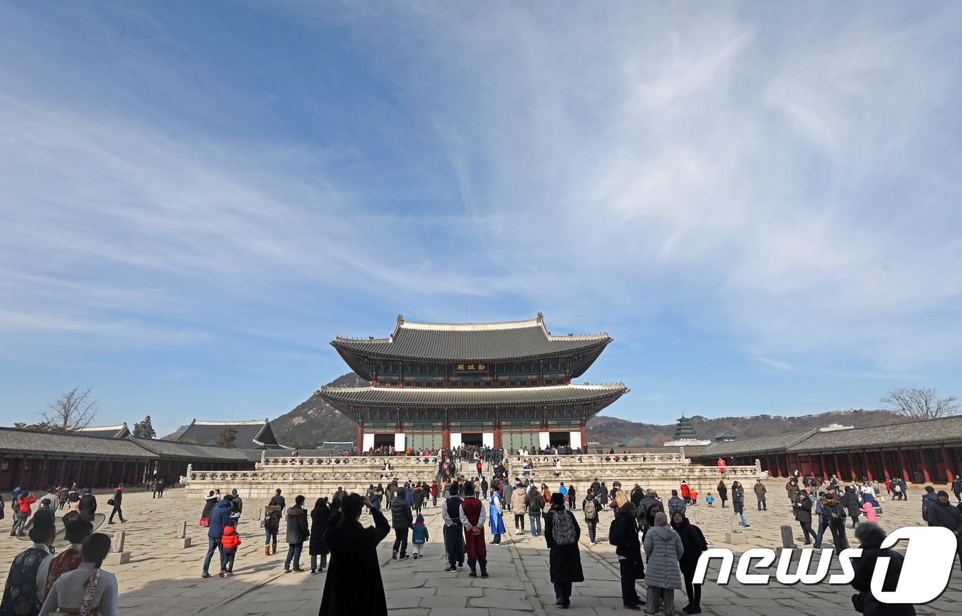 푸른 하늘 펼쳐진 경복궁
