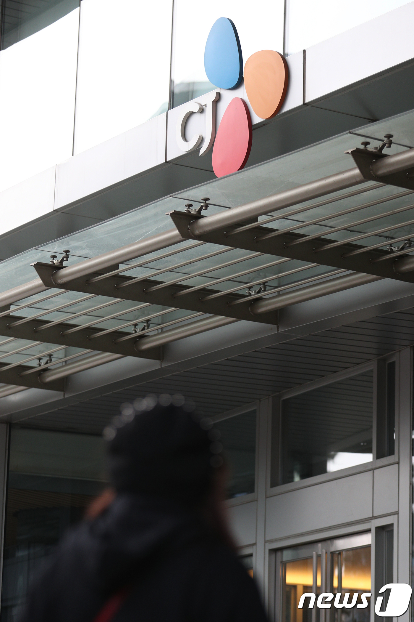 CJ헬스케어, 한국콜마 품에 안긴다