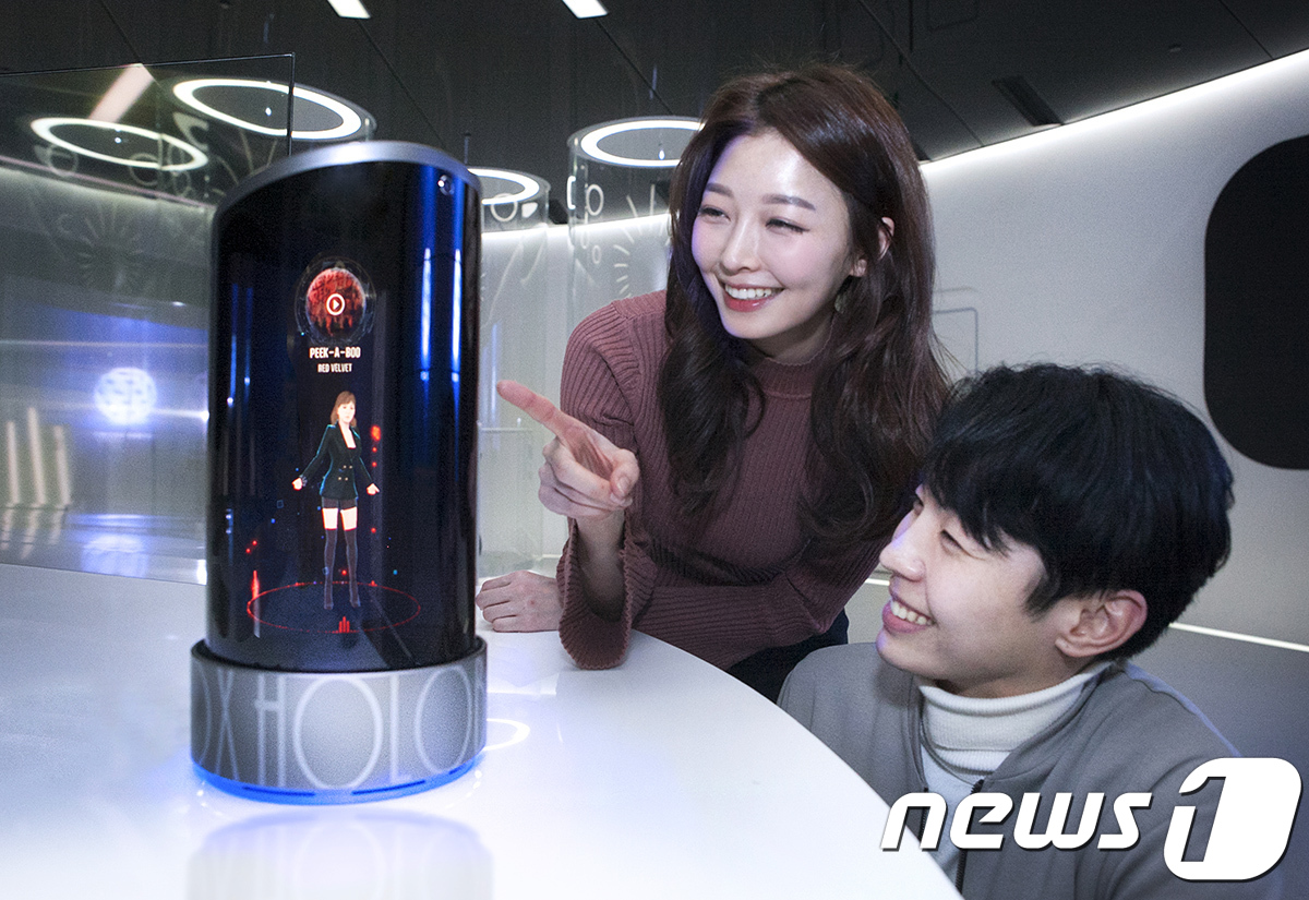 사람 모습의 홀로그램AI와 마주보고 대화하세요!