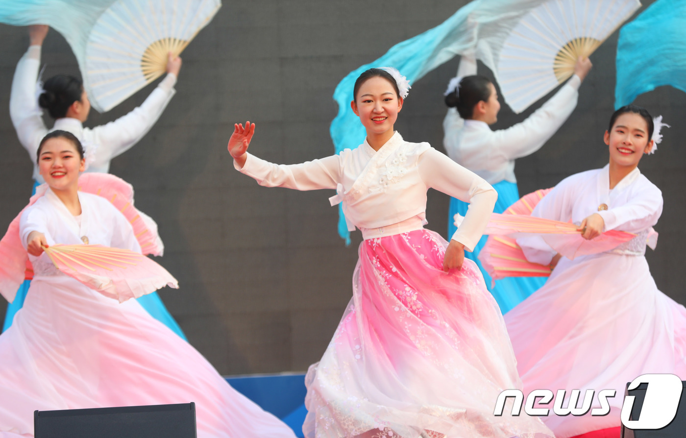 강릉 월화거리 꾸미는 문화올림픽 전통연합공연