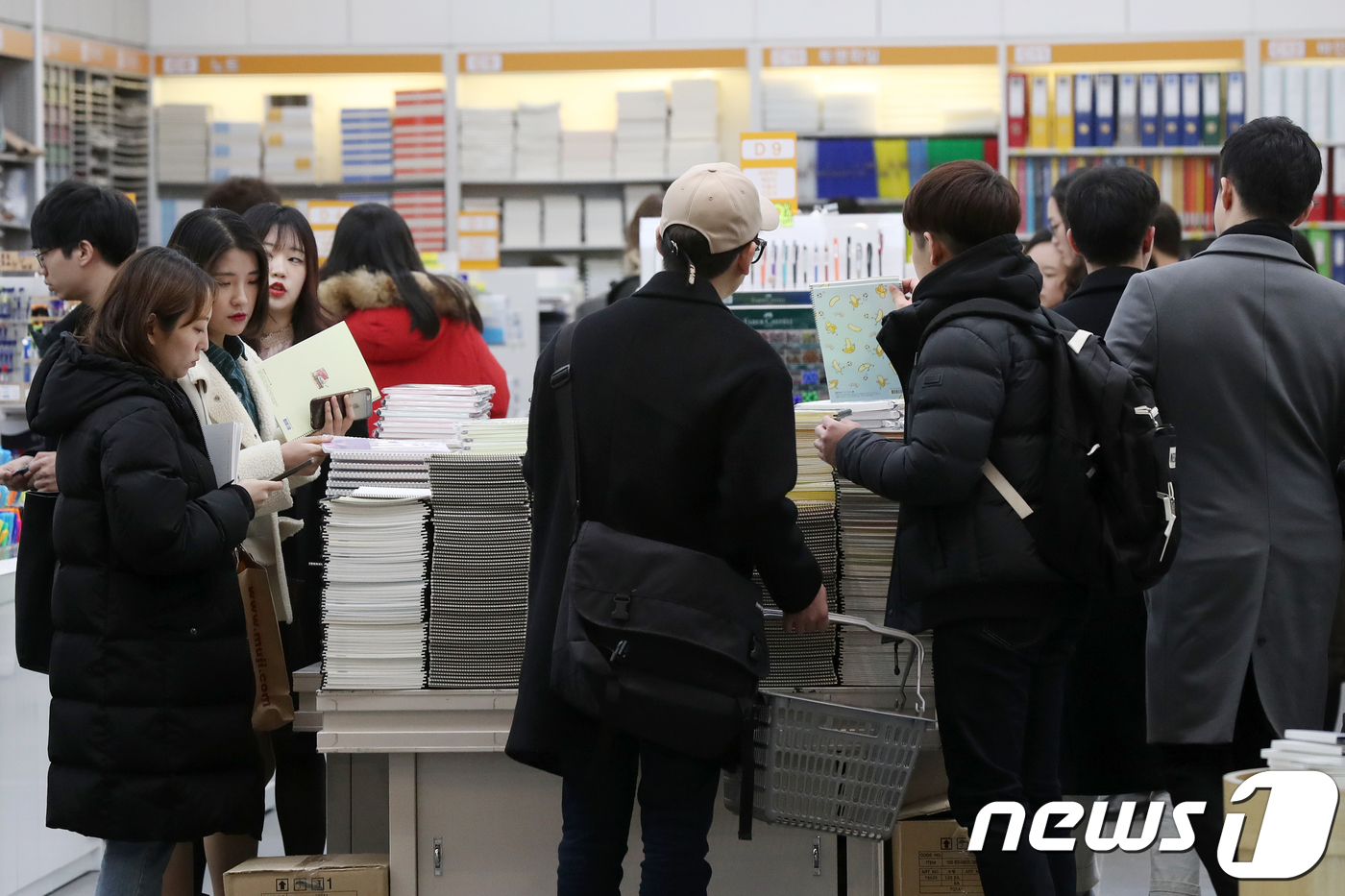개강 맞아 북적이는 대학 서점
