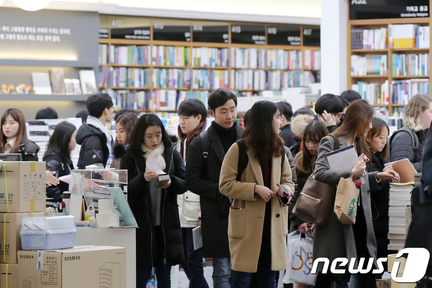 개강 맞은 대학 서점 북적북적