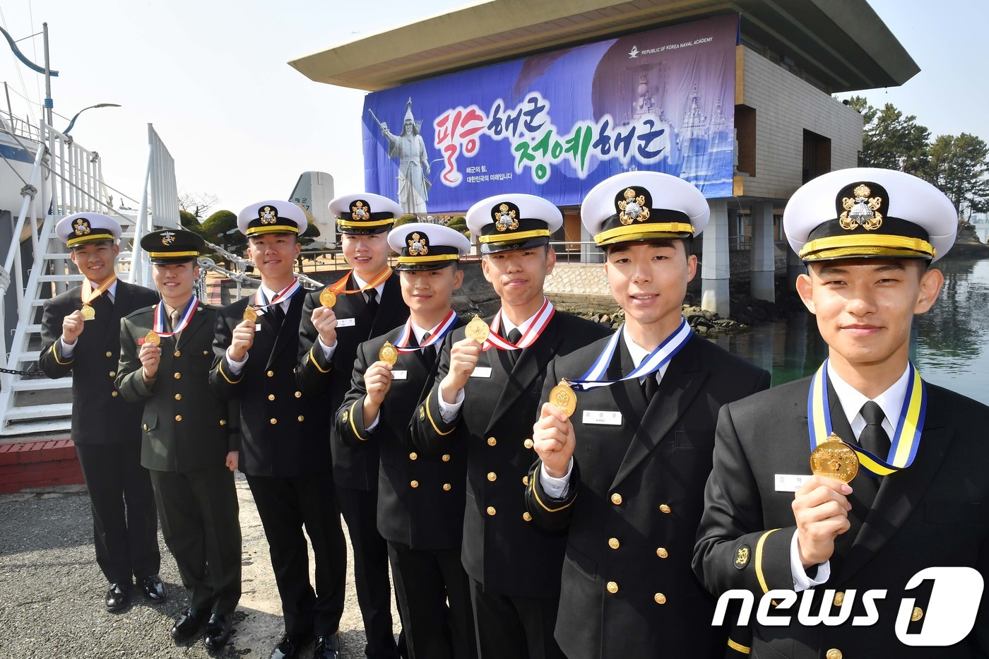 해군사관학교 졸업·임관식…132명 소위 임관