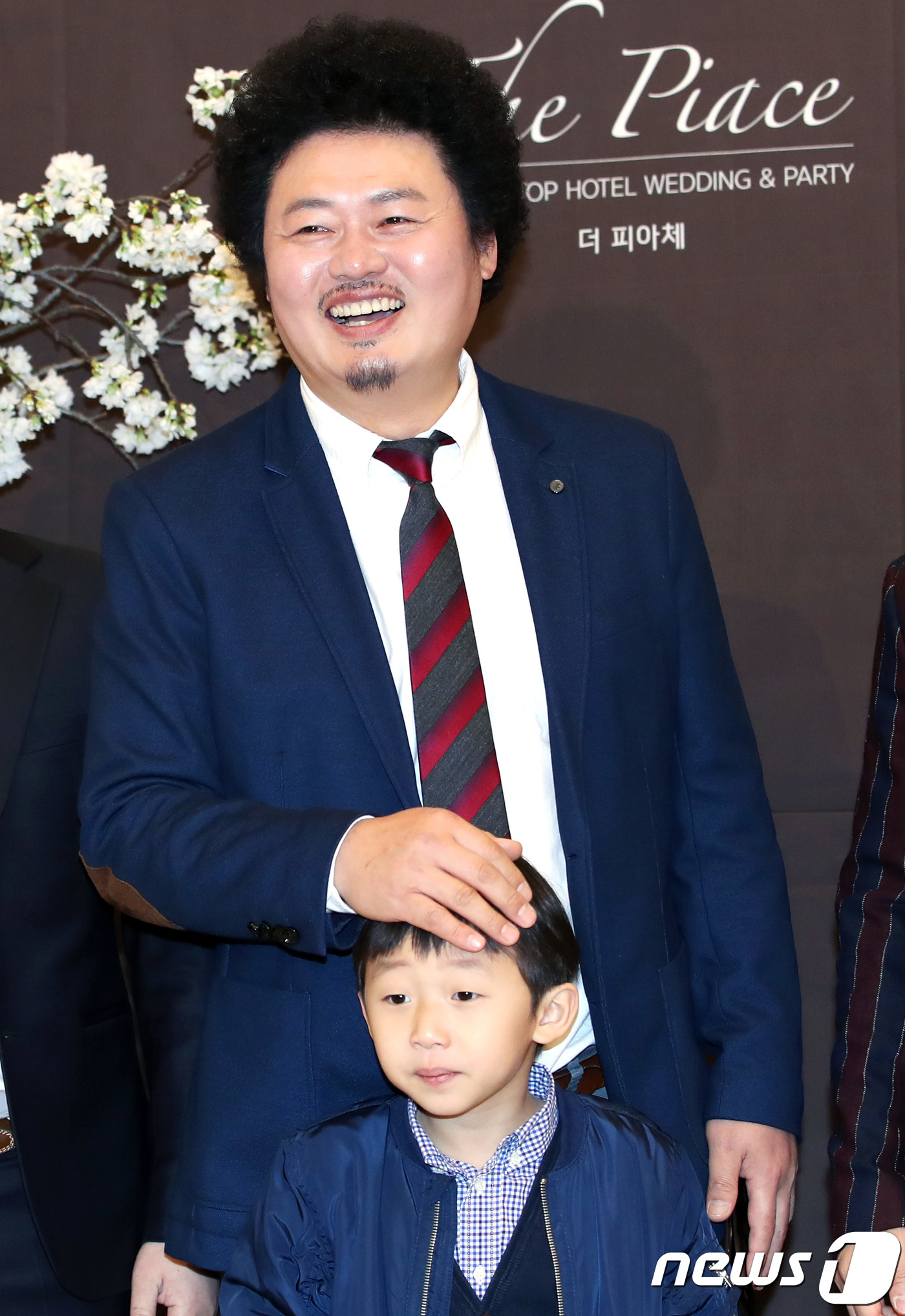 윤택, 붕어빵 아들과 김형인 결혼식 참석