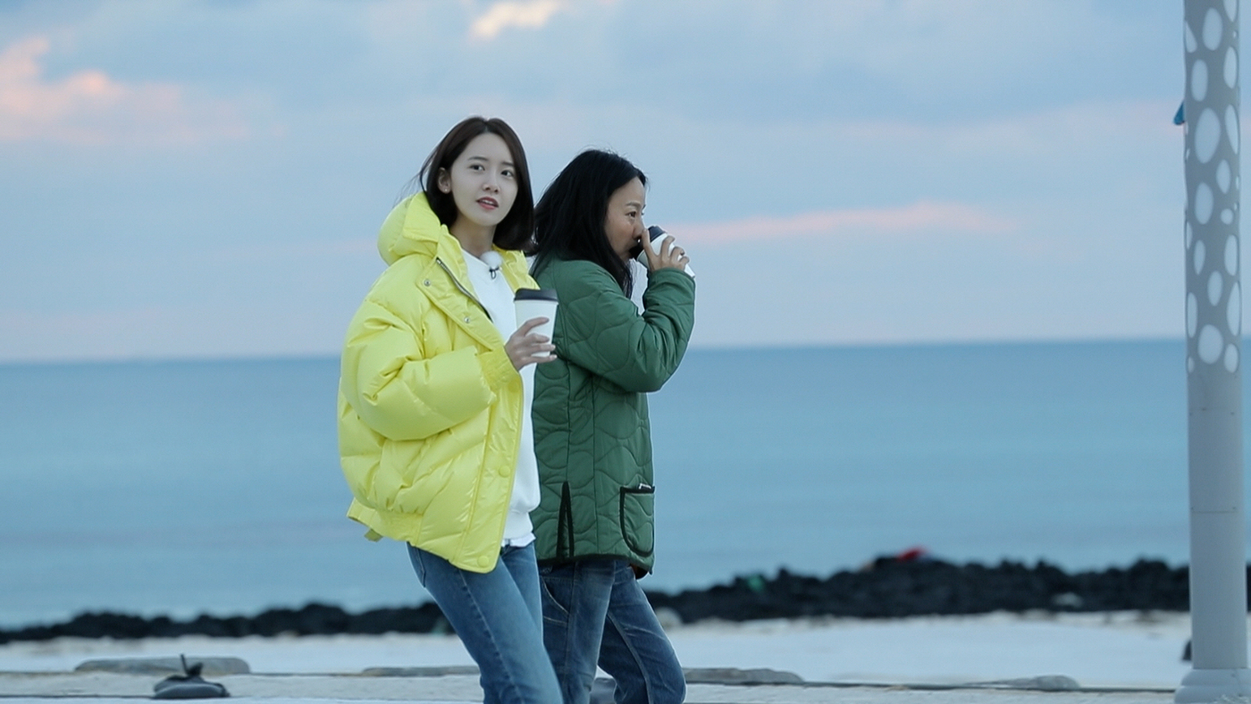 [N컷] 효리네 민박2 더 가까워진 이효리x윤아, 둘만의 바다 산책
