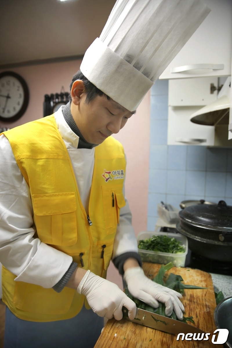 아워홈 조리사가 정성을 담은 어르신들 한끼 식사
