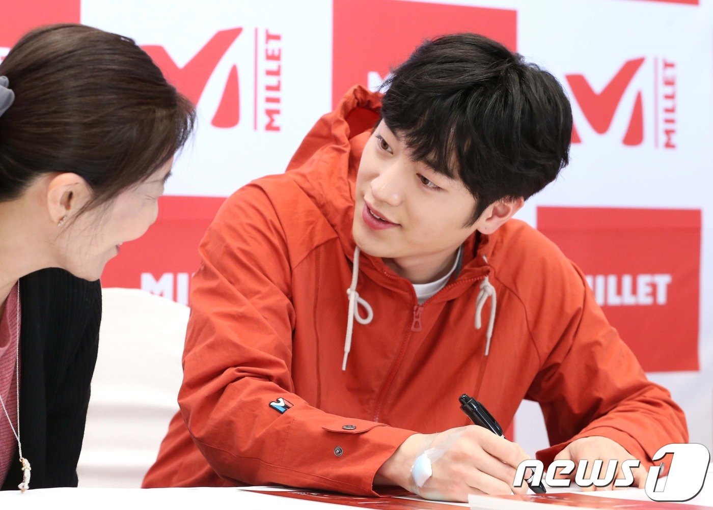 밀레, 롯데百 본점서 전속모델 서강준 사인회 열어