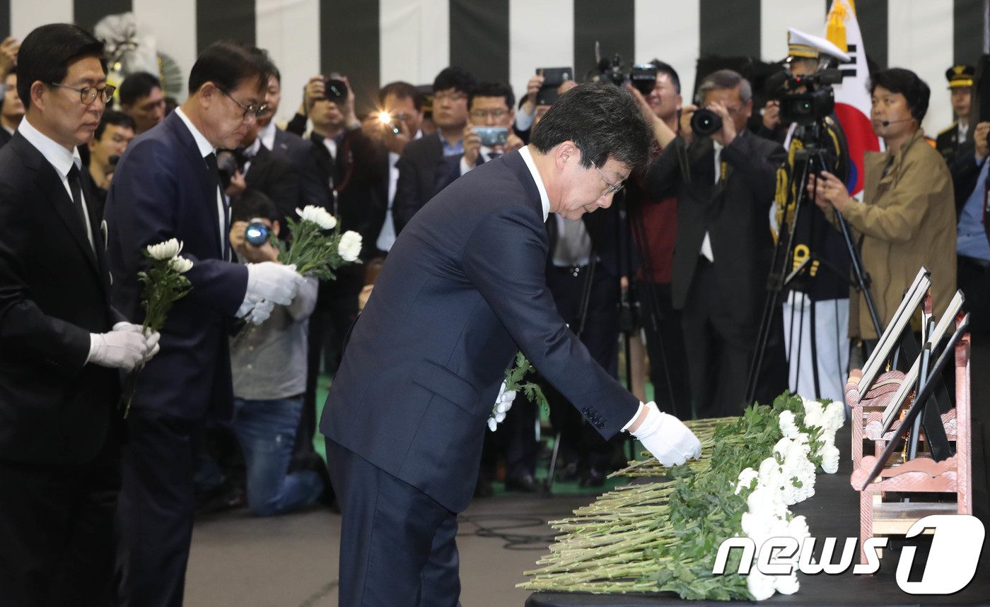 헌화 하는 유승민 바른미래당 공동대표