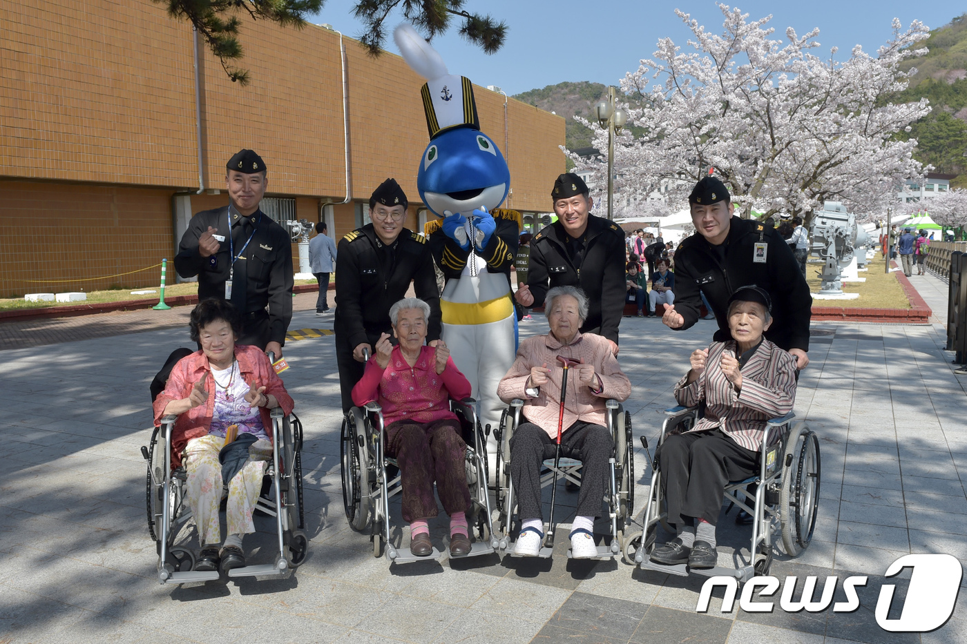  해군 기술행정학교 교관, 지역 어르신들 영내 벚꽃 나들이