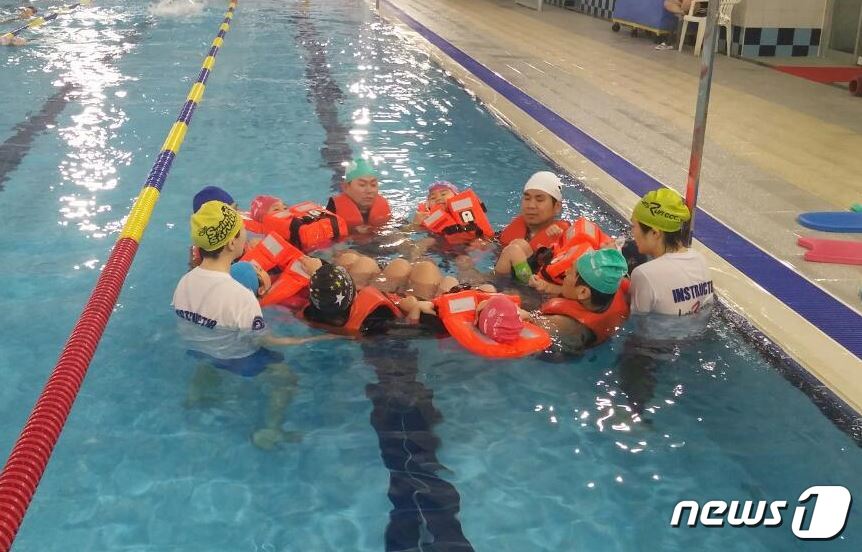 물에 빠져도 침착하게…동작구 가족 응급수영 교실