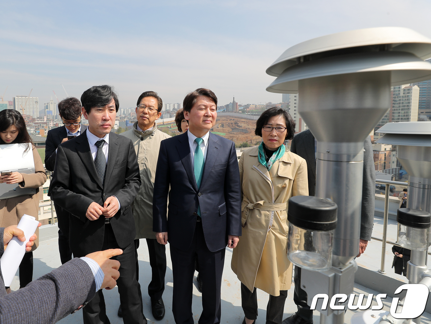 미세먼지 측정기 살펴보는 안철수 환경행보