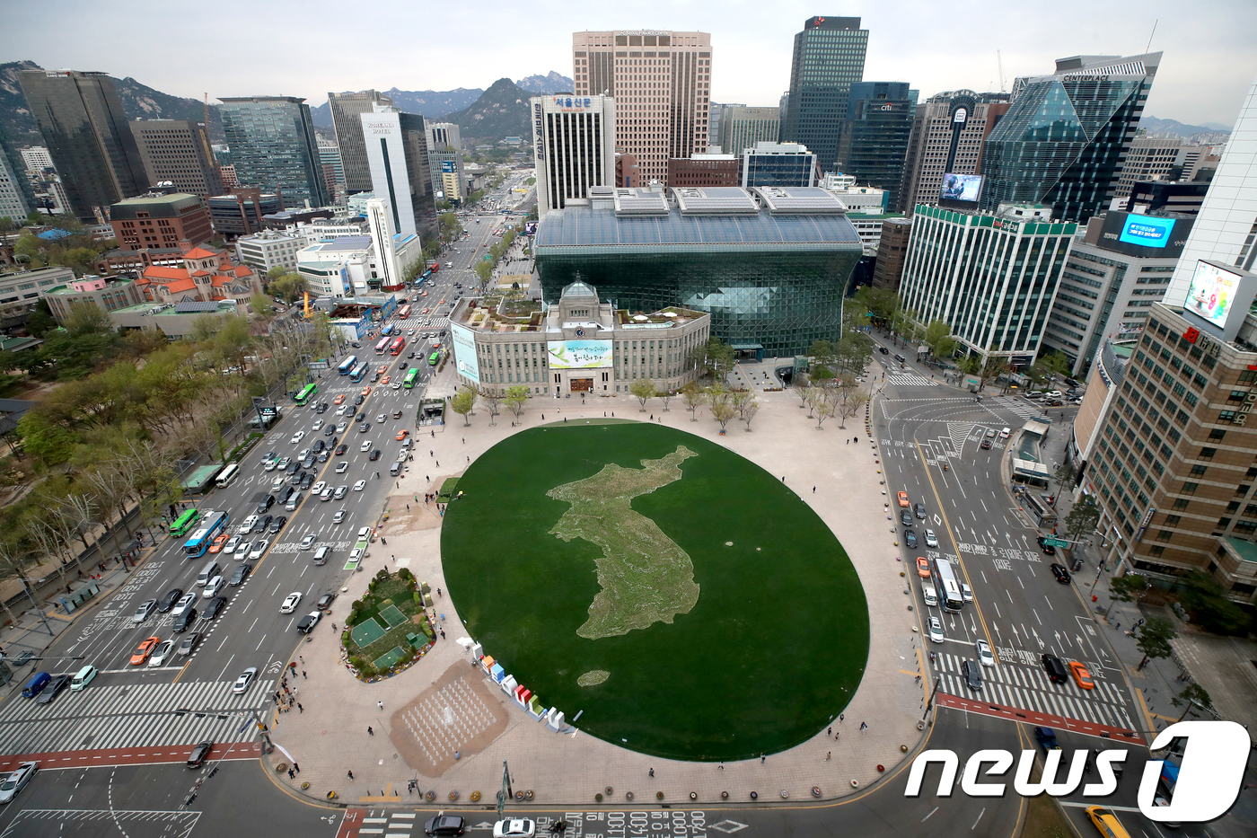 한반도 모양의 서울광장 잔디밭