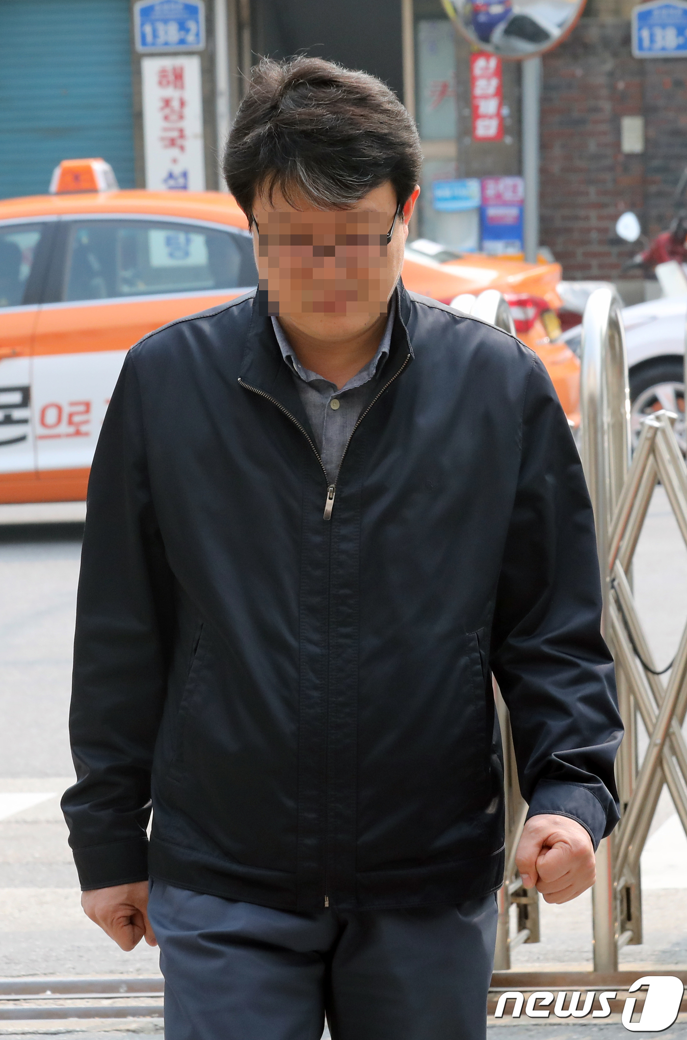 경찰 출석하는 김경수 의원 전 보좌관 한모씨