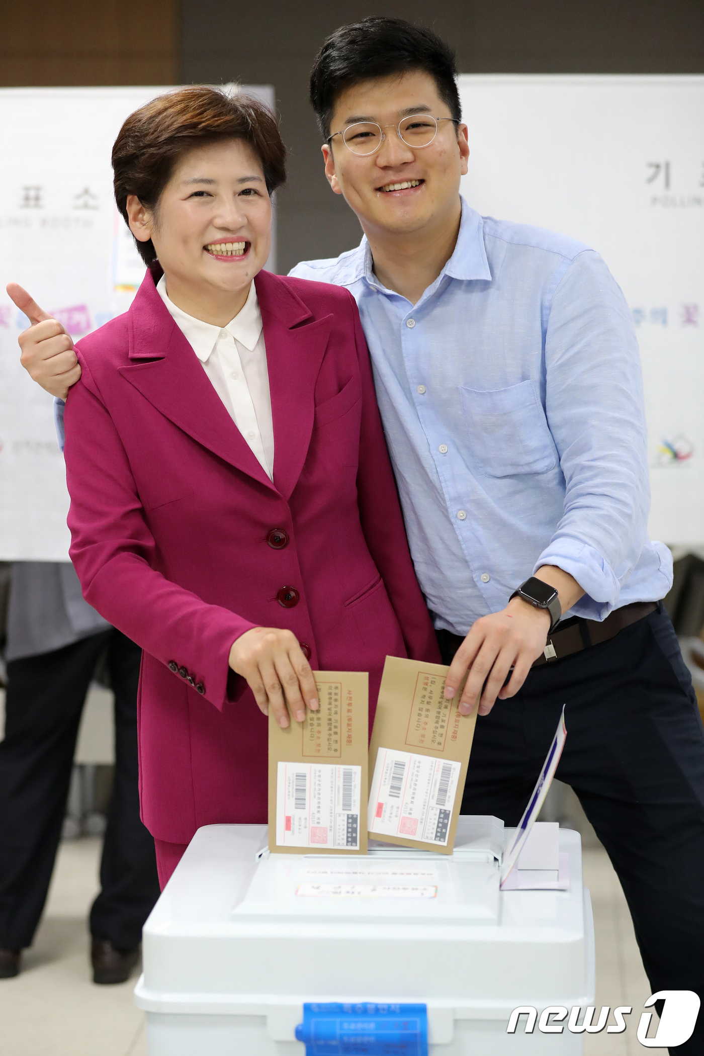강은희 대구교육감 후보 '아들과 함께 사전투표'