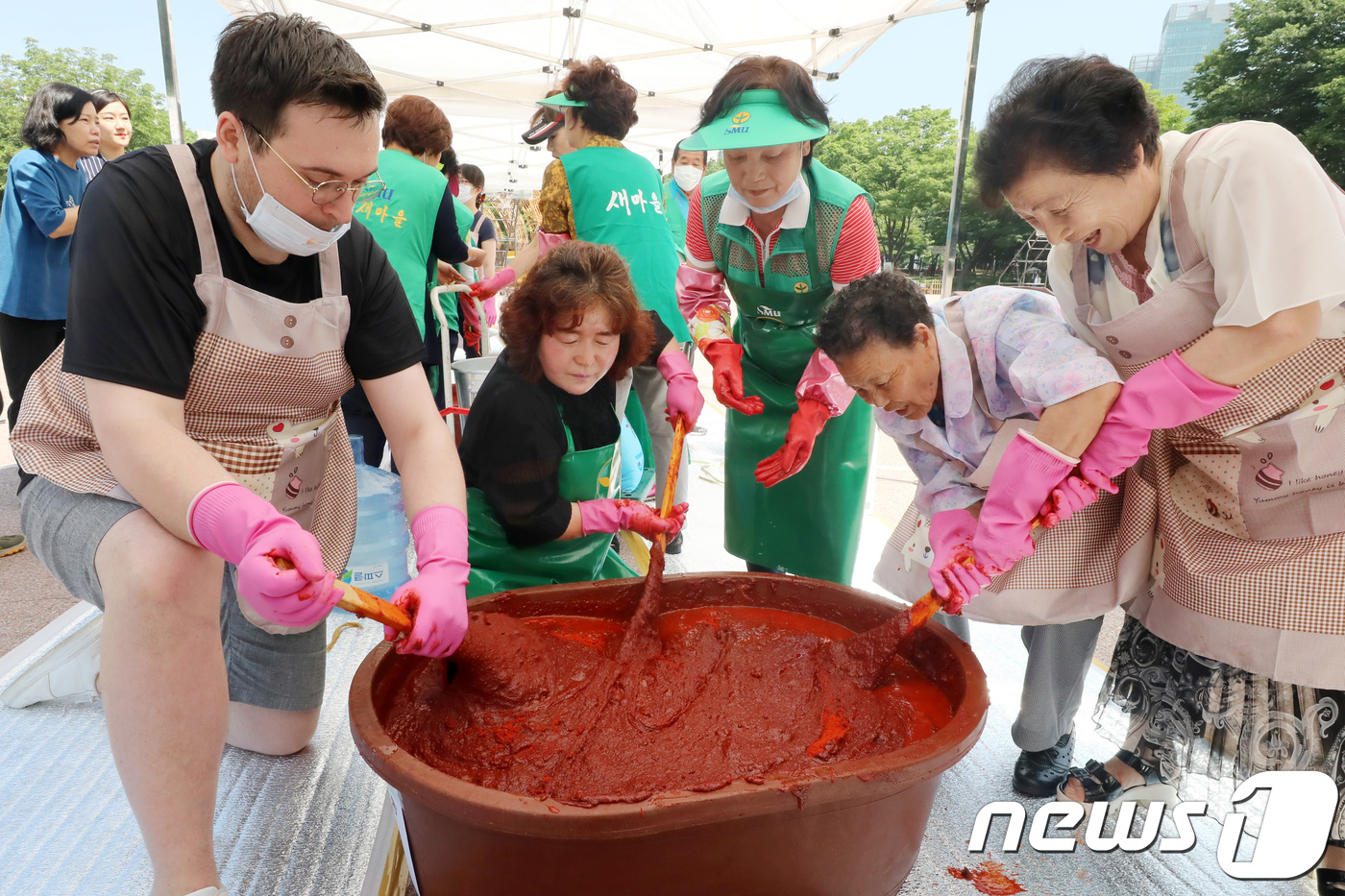 할머니들에게 직접 배우는 전통고추장 담그기