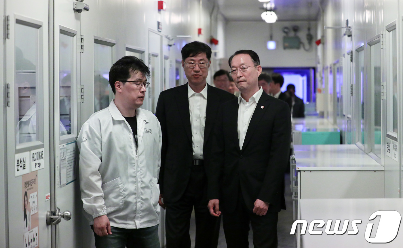 백운규 장관 반도체 생산 업체 근로시간 단축 현장 점검