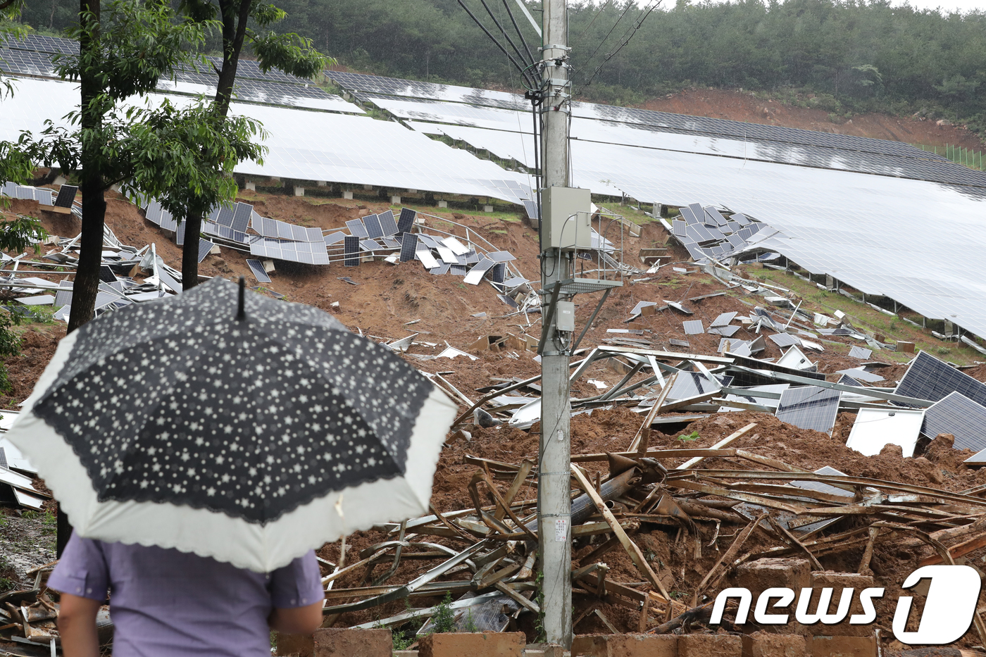 산비탈 태양광 발전시설 폭우에 와르르
