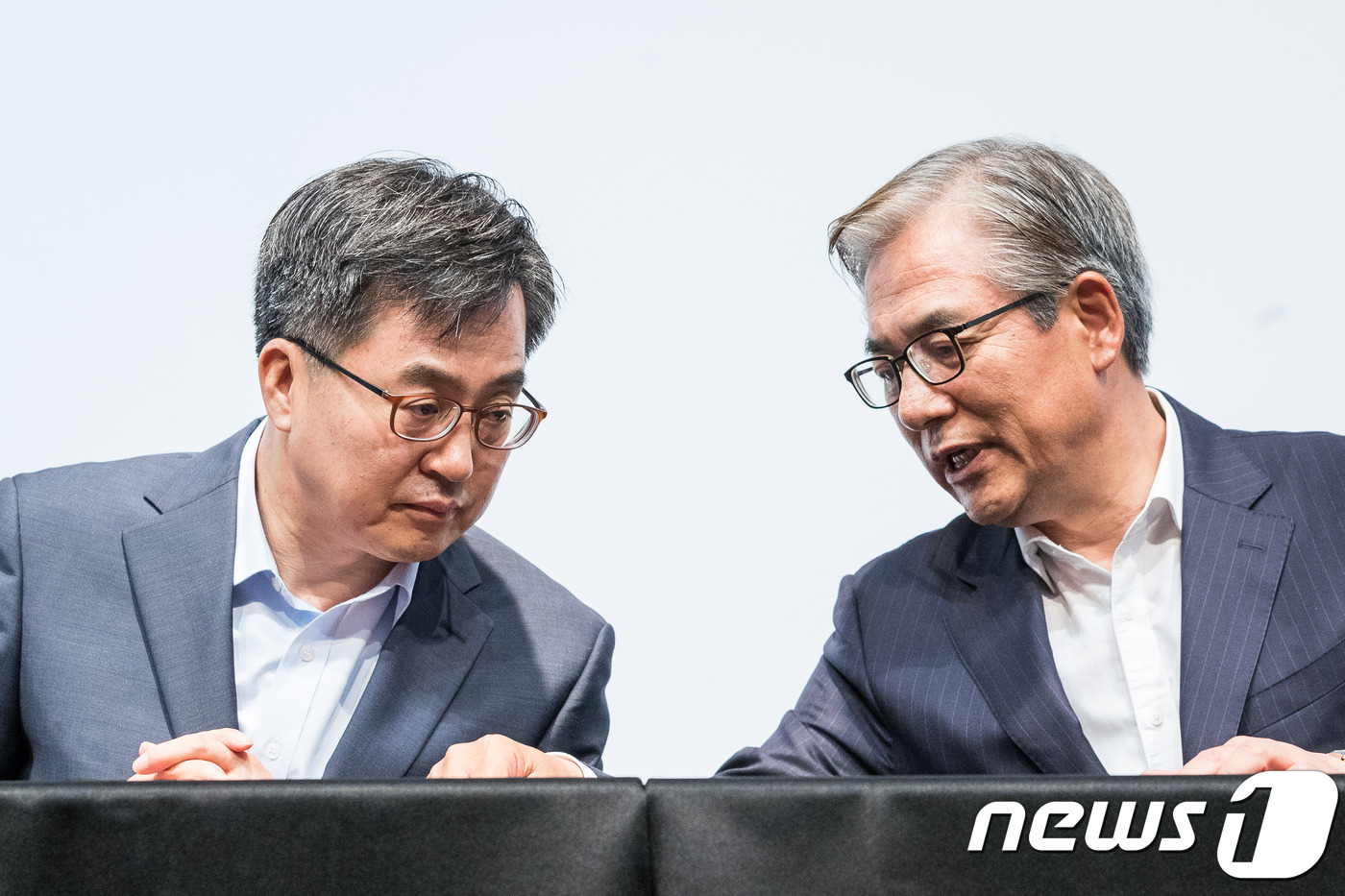 이야기 나누는 김동연 부총리와 김효준 한독상공회의소 회장