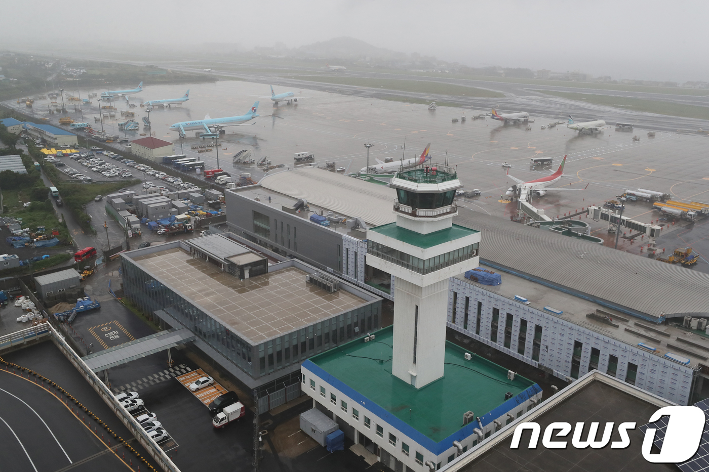 관제탑에서 바라본 제주국제공항 계류장