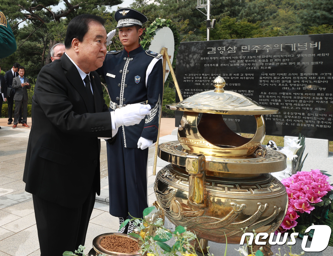 YS 묘역에 분향하는 문희상 국회의장