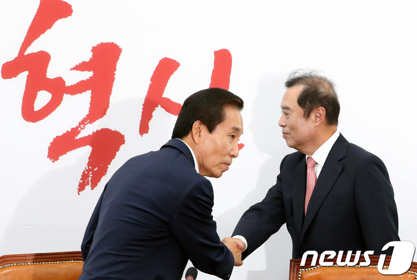 인사 나누는 김병준 비대위원장과 최병길 비대위원