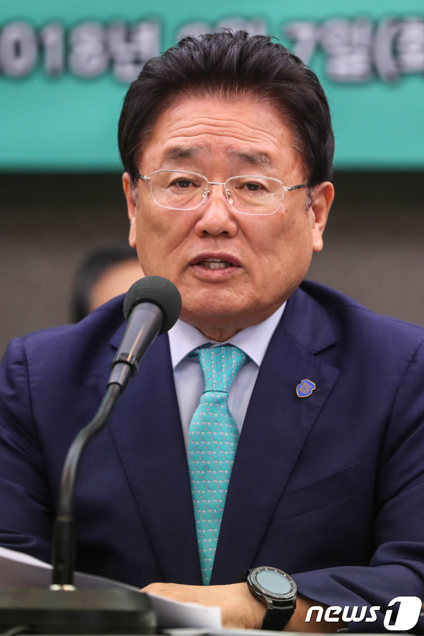 발표문 읽는 유준상 이사장