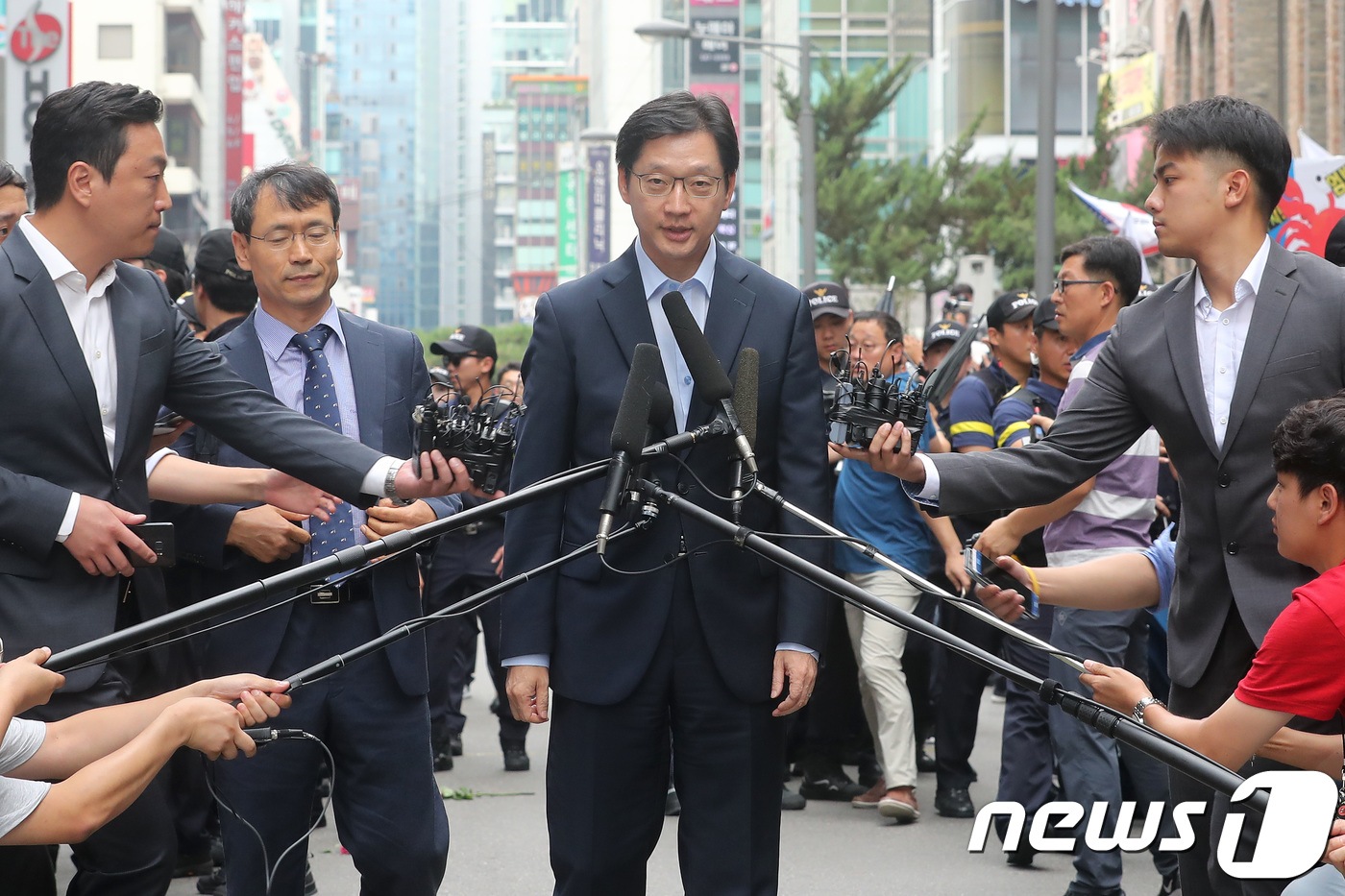 포토라인에 다신 선 김경수 도지사 