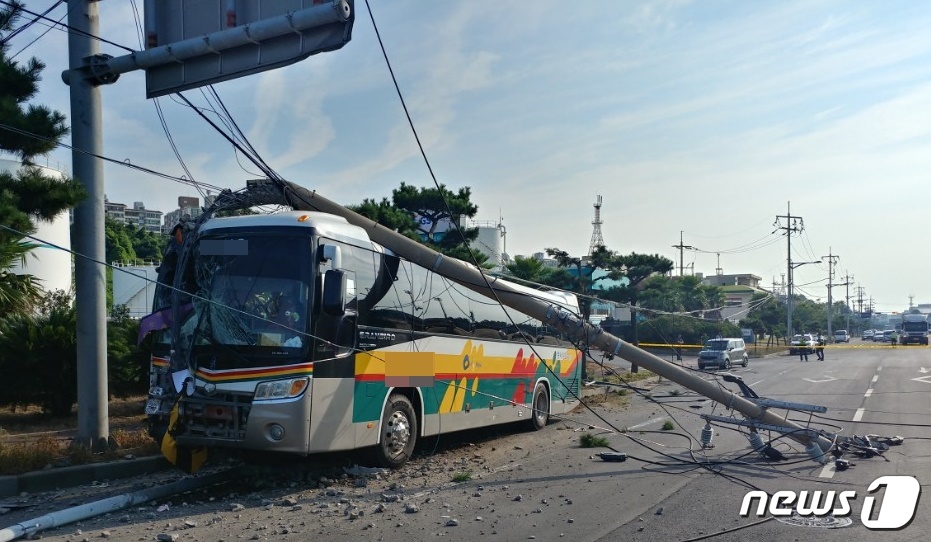 제주서 관광버스가 전봇대 들이받아…2명 경상