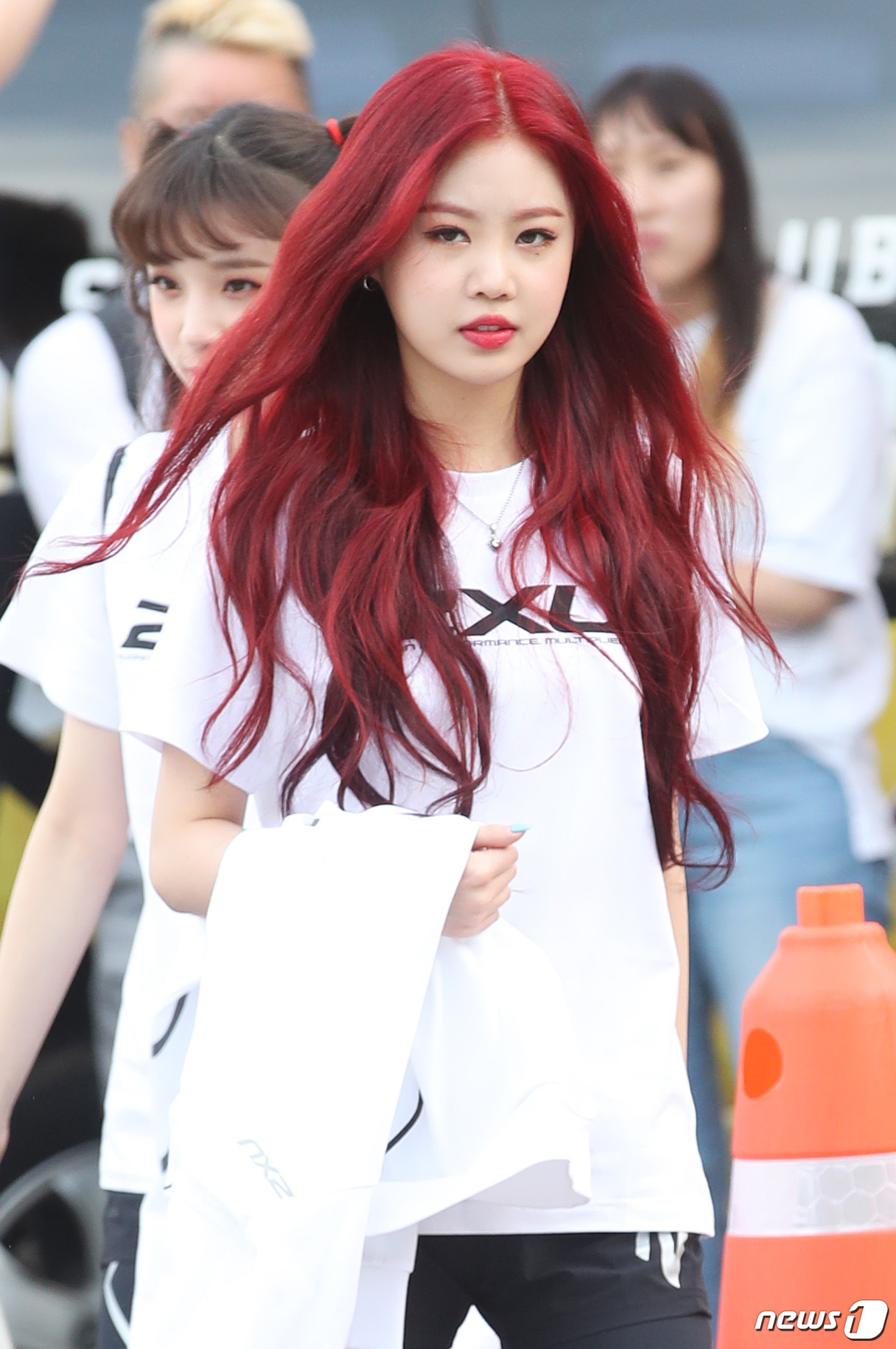 (여자)아이들 수진, 강렬한 레드빛 헤어